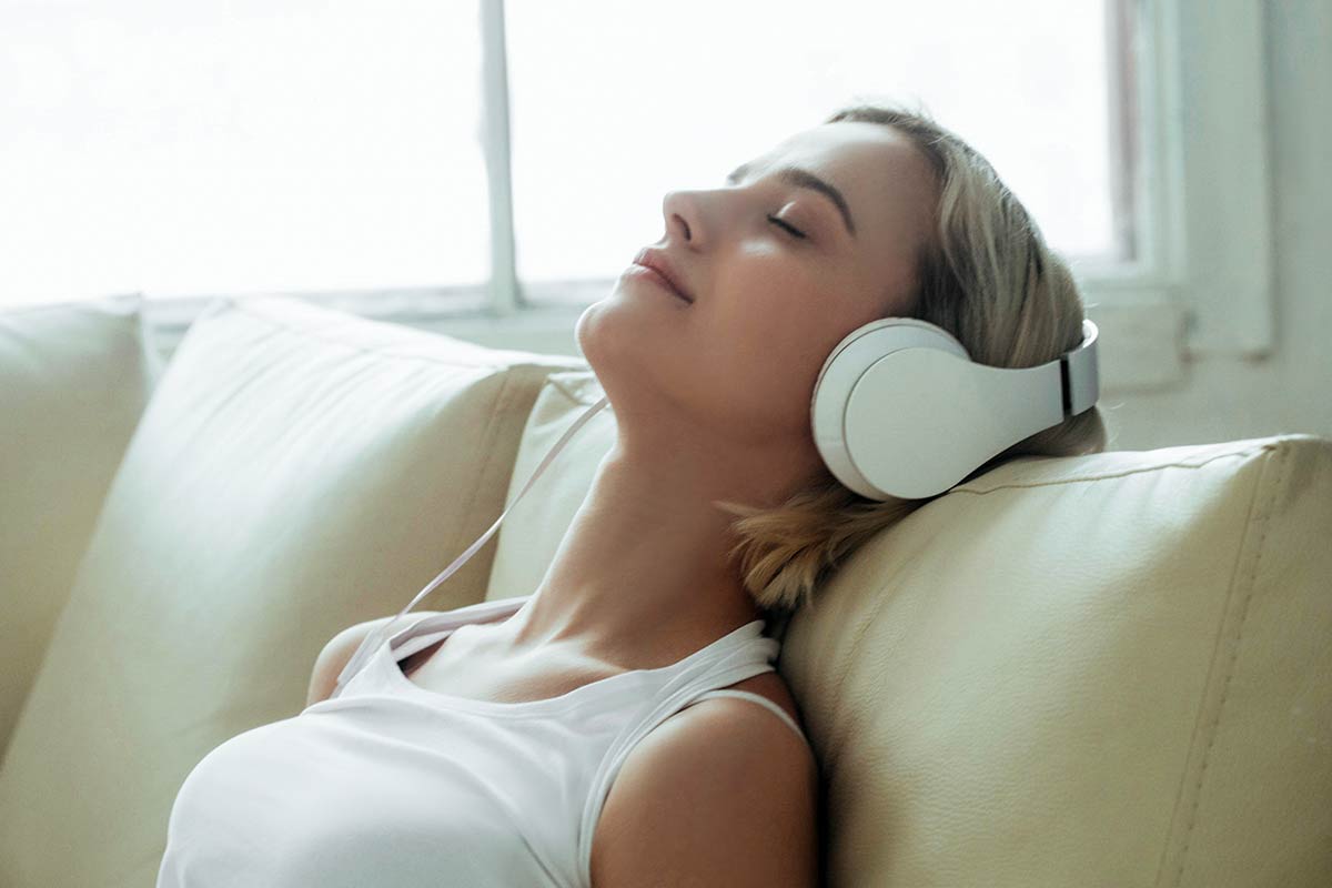 Weißes Rauschen wirkt entspannend, da es dein Gehirn mit einem konstanten akustischen Reiz versorgt, der andere Störfaktoren aus der Umgebung maskiert.